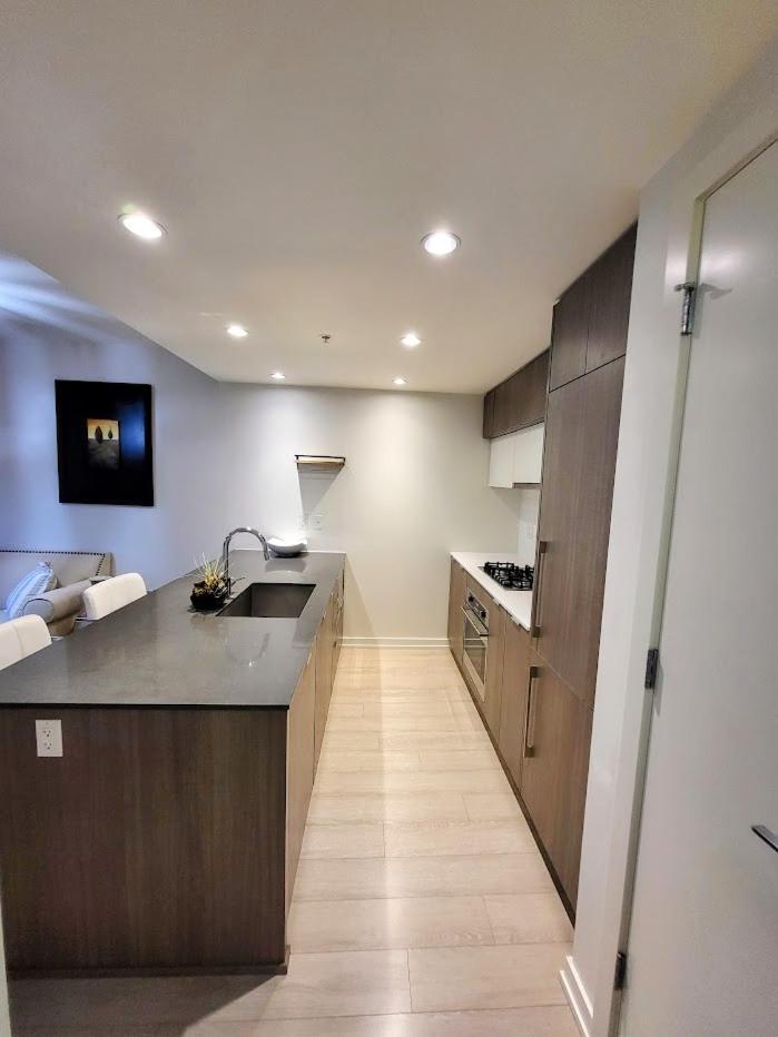 Your Perfect Escape - Modern Landmark Condo In Downtown Calgary - Free Parking- Premium Location Экстерьер фото
